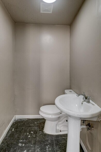 More Photos Of 973-975 Mount Vernon Ave, Columbus Storefront Retail Residential For Lease