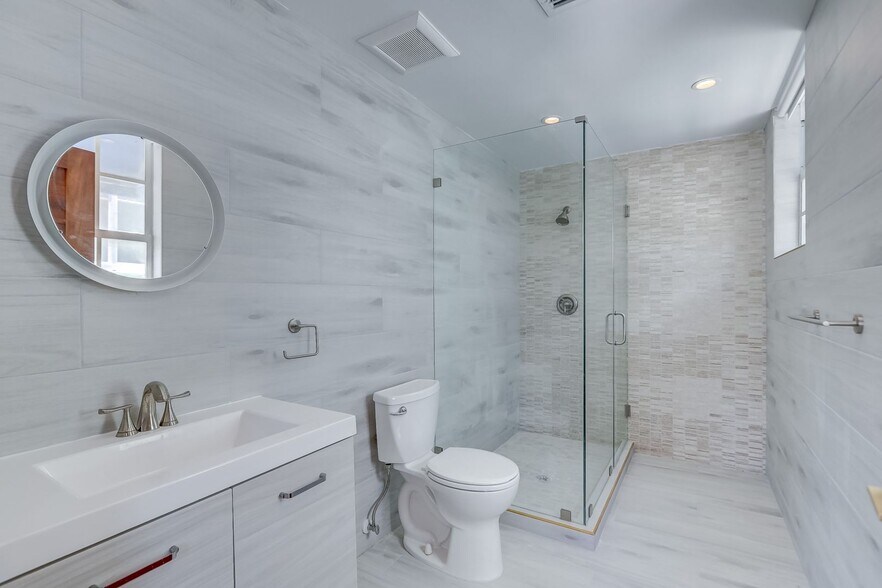 More Photos Of 820 Ocean Dr, Miami Beach Restaurant For Sale