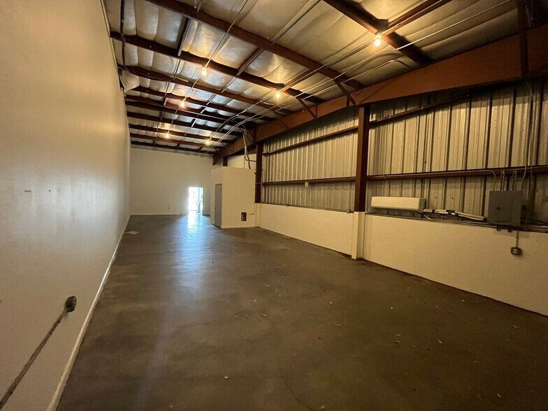 More Photos Of 735 NE 19TH Pl, North Fort Myers Warehouse For Lease