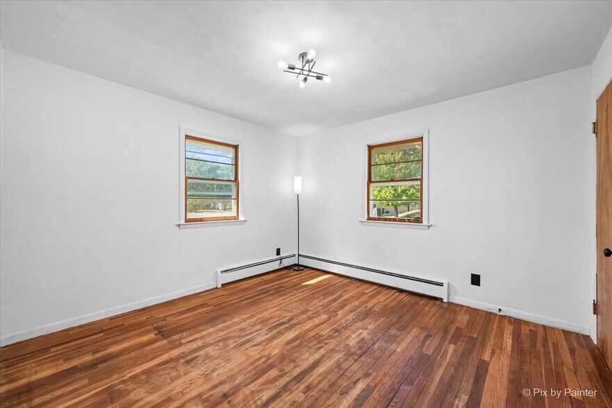 More Photos Of 124 E Oak Knoll Dr, Hampshire Office Residential For Sale