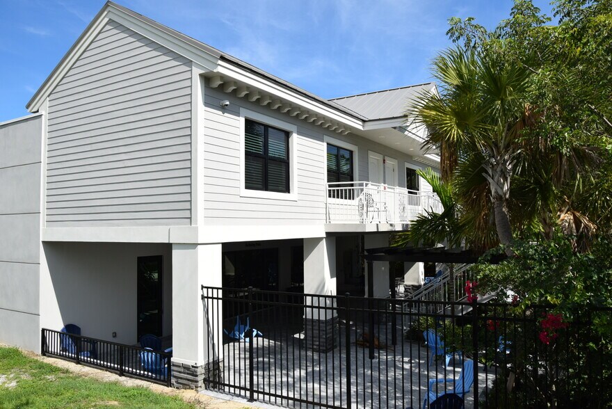 More Photos Of 11810 SE Dixie Hwy, Hobe Sound Storefront Retail Residential For Lease