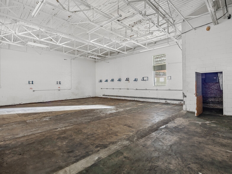 More Photos Of 729 S Church St, Spartanburg Warehouse For Lease