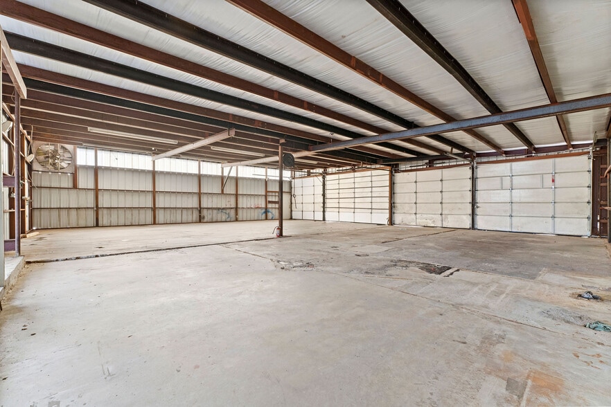 More Photos Of 107 N Danville St, Willis Showroom For Lease