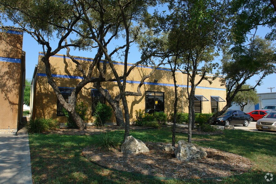 More Photos Of 4727-4729 Shavano Oak, San Antonio Showroom For Lease
