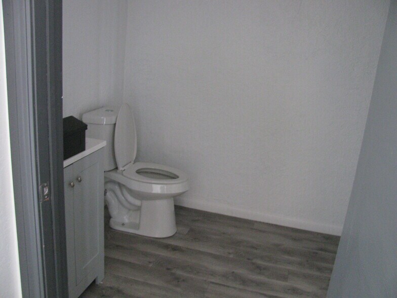 More Photos Of 1002 W Gore Blvd, Lawton Office For Sale
