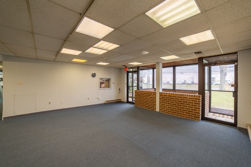 More Photos Of 1300 Industrial Blvd, Southampton Light Distribution For Sale