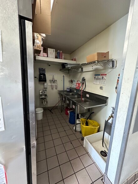 More Photos Of 7253 103rd St, Jacksonville General Retail For Sale