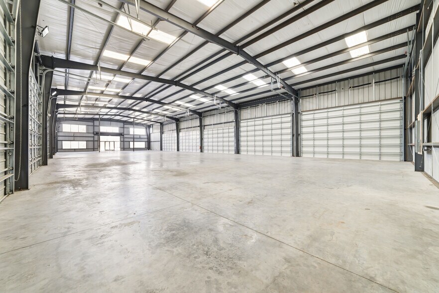 More Photos Of 6631 N Sam Houston Pky W, Houston Warehouse For Lease