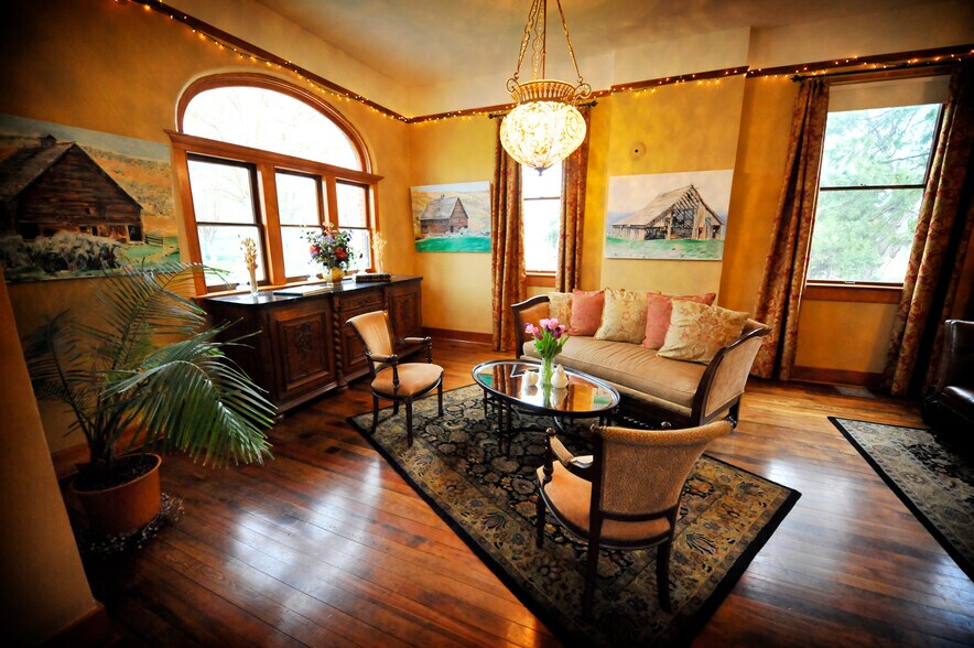 More Photos Of 40 SE Heimrich St, Dufur Hotel For Sale