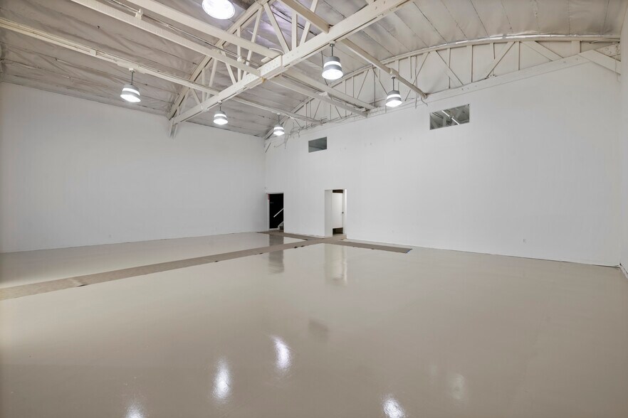 More Photos Of 11807 Santa Monica Blvd, Los Angeles Storefront For Lease