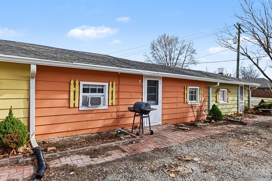 More Photos Of 308 Chestnut St, Silver Lake Apartments For Sale