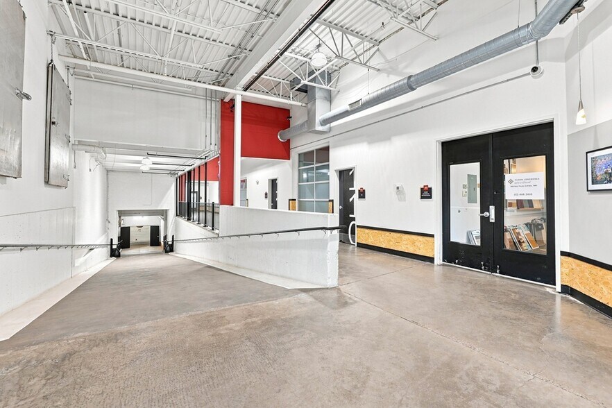 More Photos Of 2112 Broadway St NE, Minneapolis Showroom For Lease