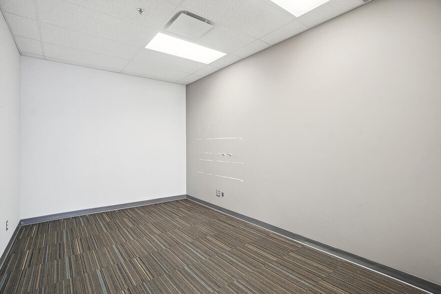 More Photos Of 10007 Boul Pie-IX, Montréal Office For Sale