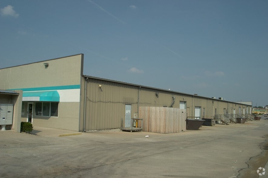 More Photos Of 17501 E US Highway 40, Independence Unknown For Lease