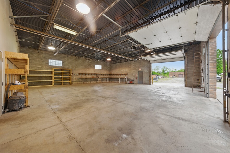 More Photos Of 9552 York Alpha Dr, North Royalton Service For Sale