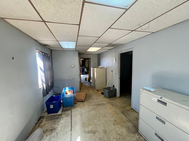 More Photos Of 1702 Wheeling Ave, Glen Dale Manufacturing For Sale