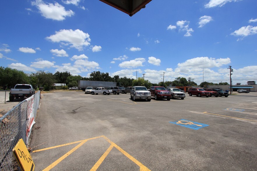 More Photos Of 200 N Saint Marys St, Beeville Medical For Lease