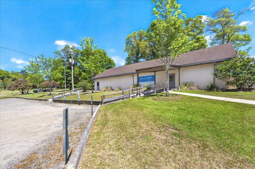 More Photos Of 100 Duggan Ave, Crestview Specialty For Sale