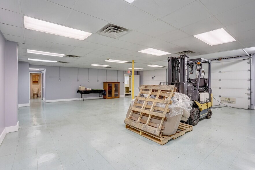 More Photos Of 329 Otter St, Bristol Flex For Lease