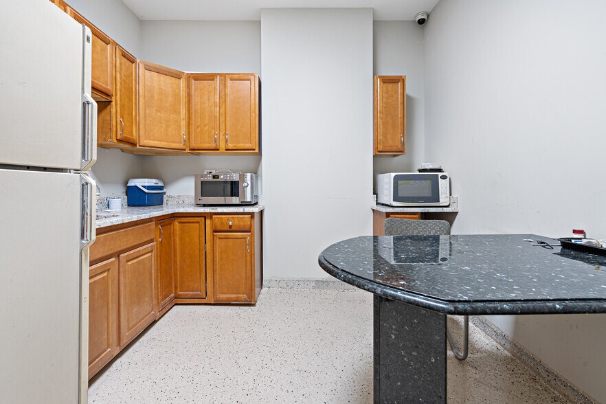 More Photos Of 1628-1630 Rand Rd, Des Plaines Showroom For Sale