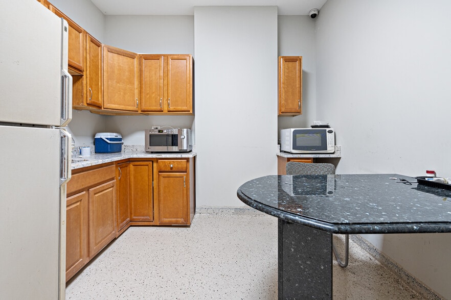 More Photos Of 1628 Rand Rd, Des Plaines Showroom For Sale