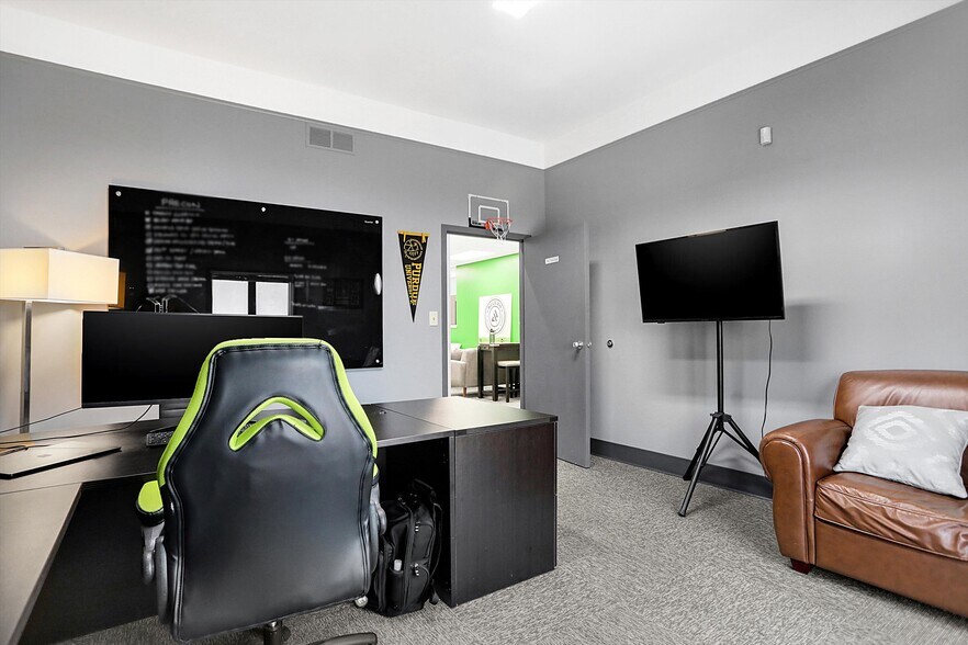 More Photos Of 615 Russell Ave, Indianapolis Medical For Sale