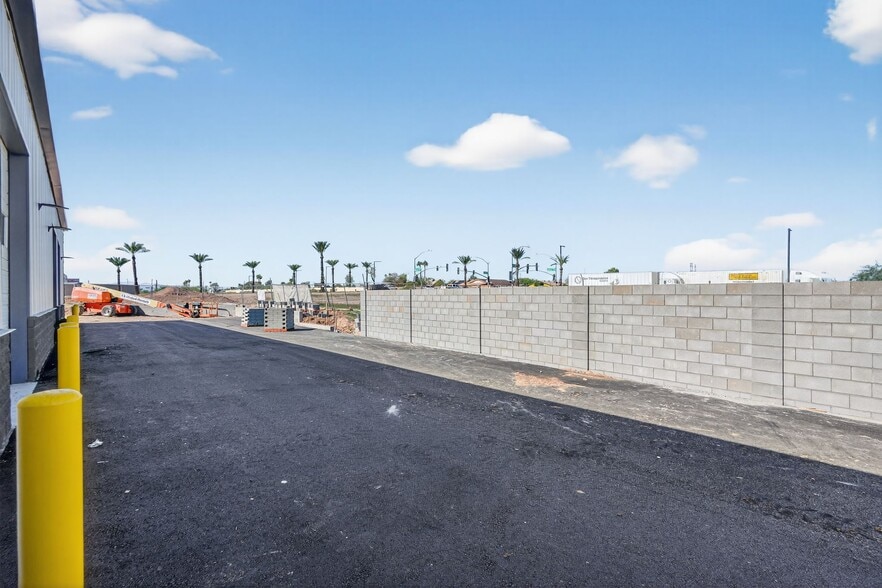 More Photos Of 7915 Glen Harbor Blvd, Glendale Showroom For Lease