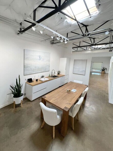 More Photos Of 2007 Farrington St, Dallas Distribution For Lease