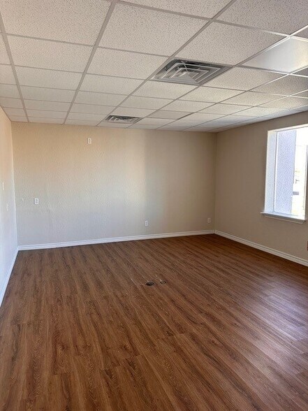 More Photos Of 810 E Main Ave, Robstown Office For Sale