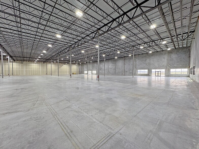 More Photos Of 100 Commerce Center Dr, Collinsville Light Distribution For Lease