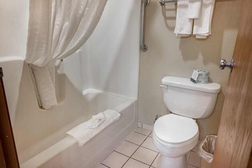 More Photos Of 730 E Jennifer Ln, Sidney Hotel For Sale