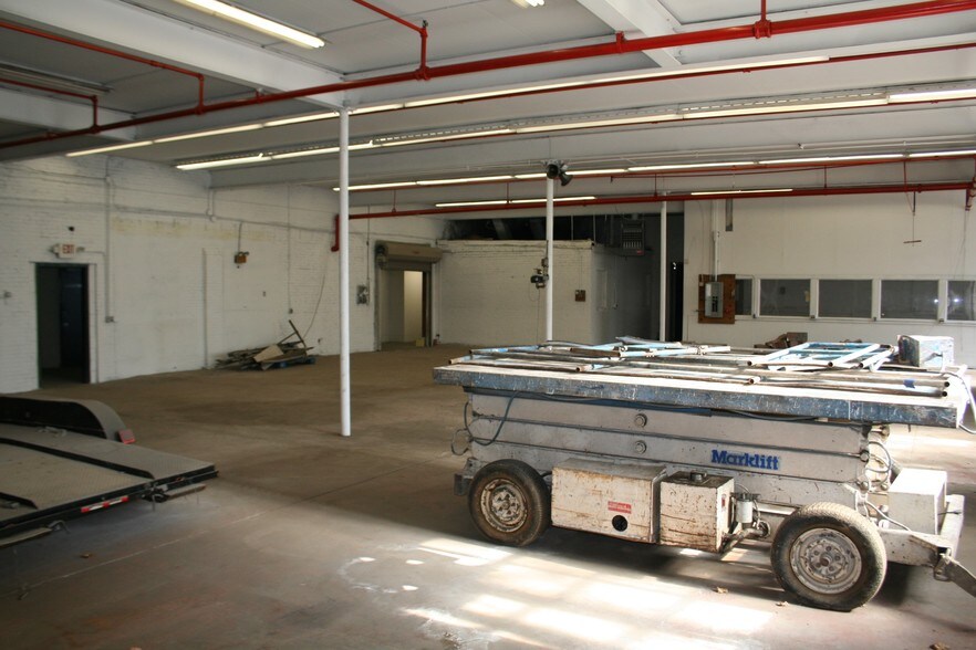 More Photos Of 210-211 Cottage St, Poughkeepsie Warehouse For Lease