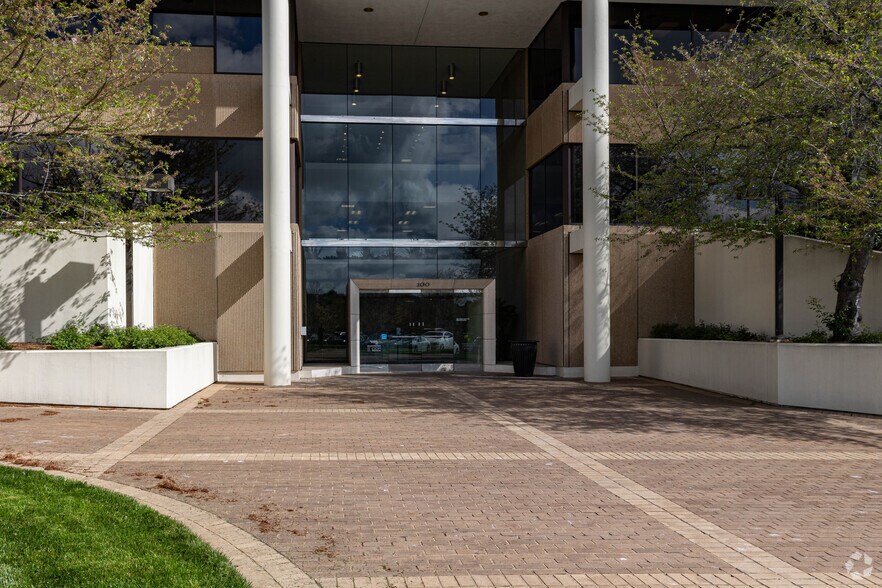 More Photos Of 402 Bna Dr, Nashville Office For Lease