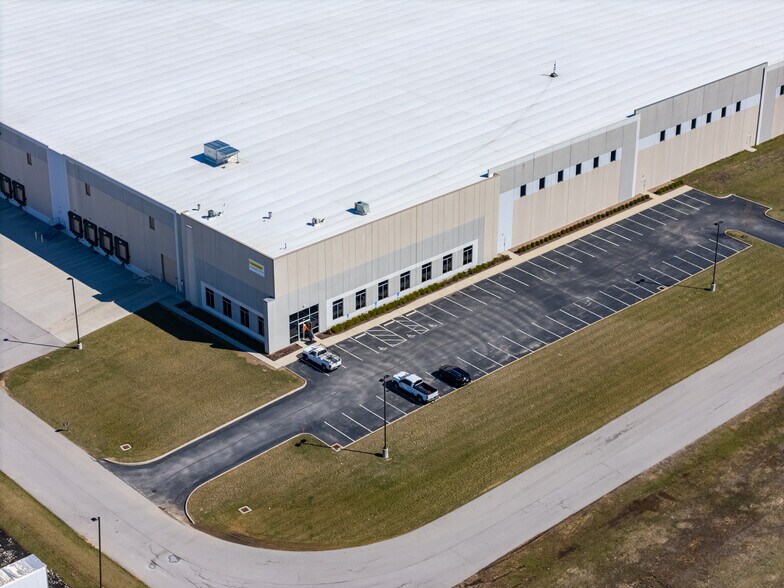 More Photos Of 3780 Tradeport Ct, Lockbourne Distribution For Lease