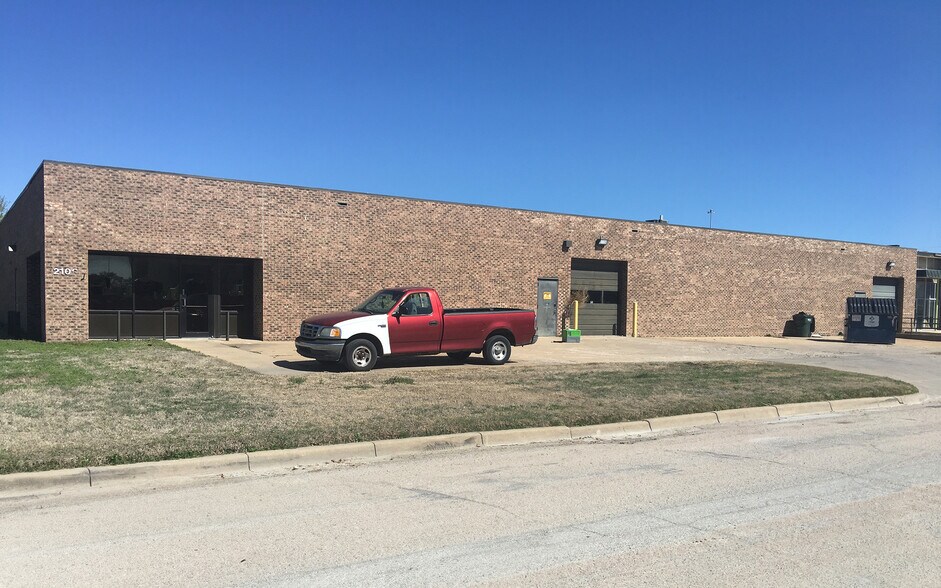 More Photos Of 2106 E Industrial St, Wichita Warehouse For Lease