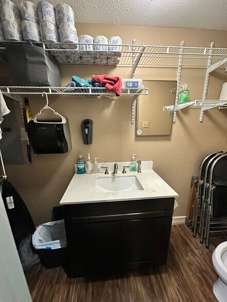 More Photos Of 2018 Broadway St, Pearland Office For Lease