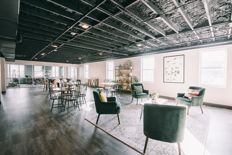 More Photos Of 401 Bolivar St, Denton Office For Sale
