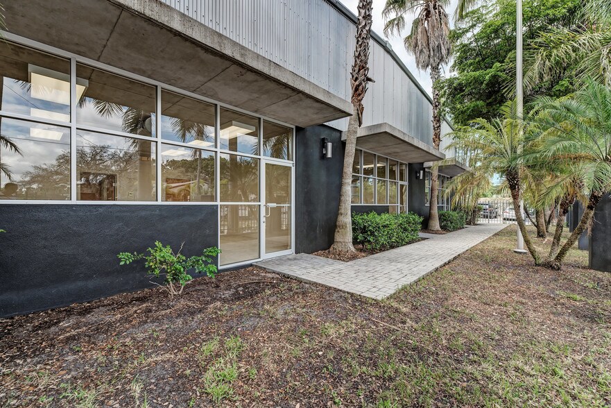 More Photos Of 1926 18th St, Sarasota Warehouse For Sale