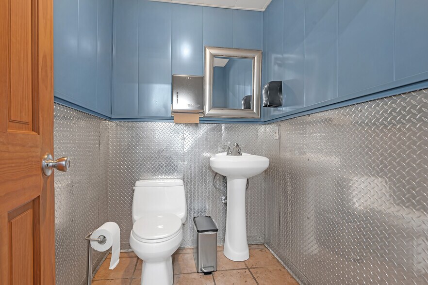 More Photos Of 3114 Tonnelle Ave, North Bergen Showroom For Lease