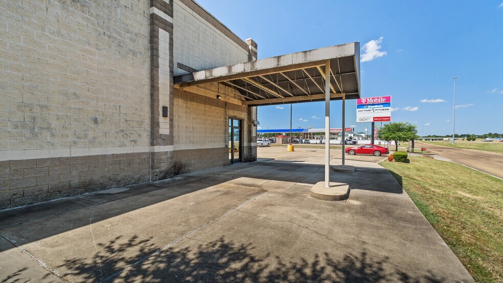 More Photos Of 910 James Bowie Dr, New Boston General Retail For Lease