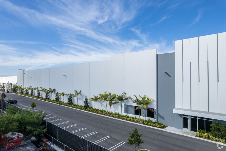 More Photos Of 10702 NW 147 St, Hialeah Gardens Distribution For Lease