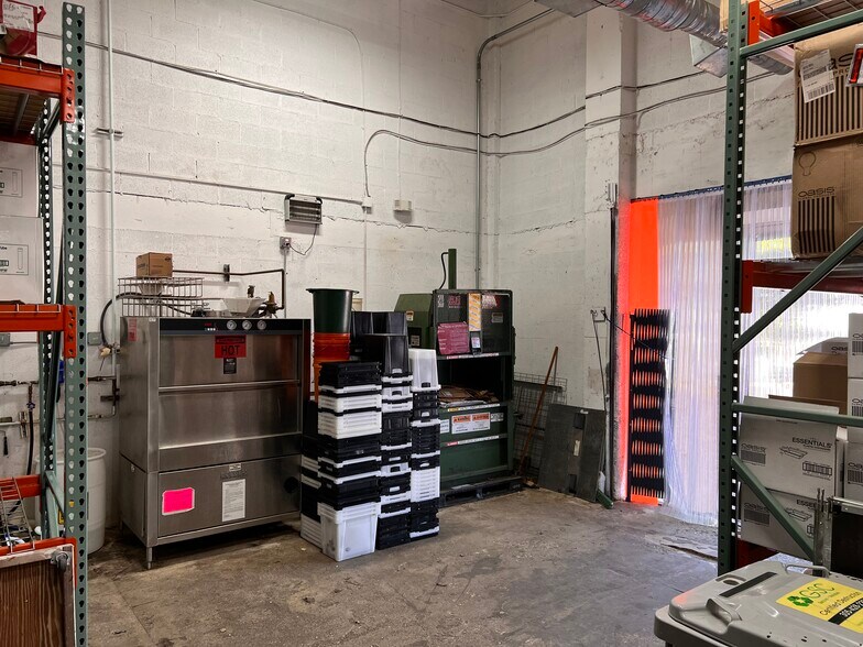 More Photos Of 6960-6972 NW 50th St, Miami Warehouse For Lease