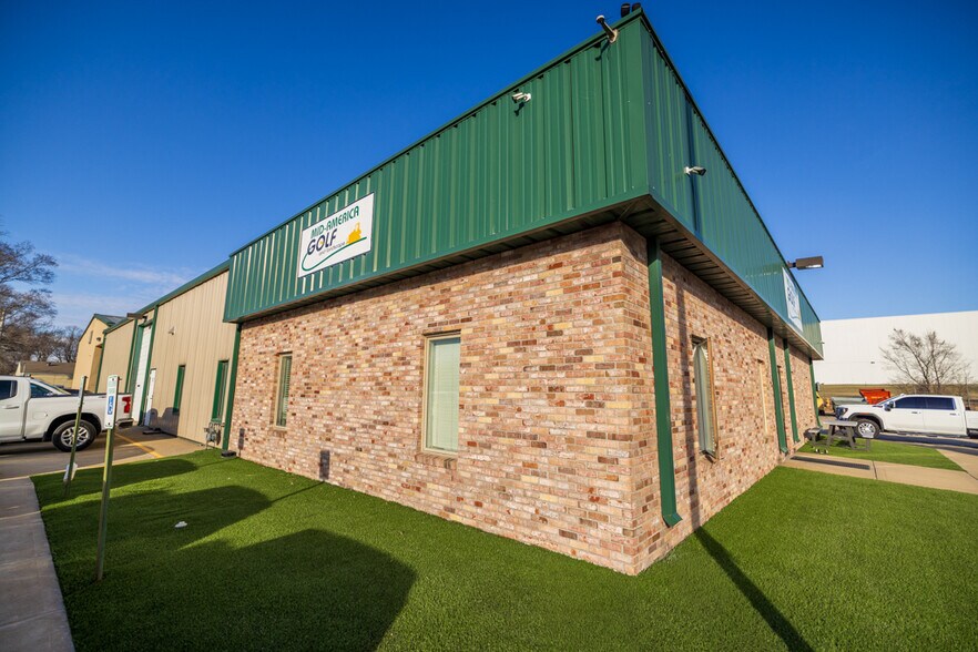 More Photos Of 1621 Se Summit St, Lee's Summit Light Distribution For Lease