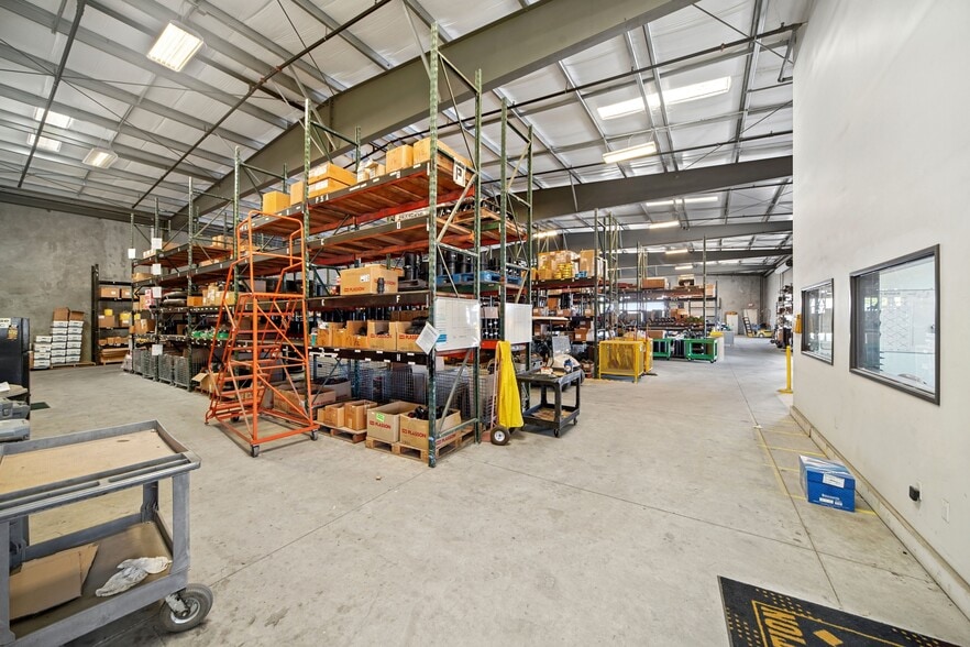 More Photos Of 19459 Flightpath Way, Bakersfield Warehouse For Lease