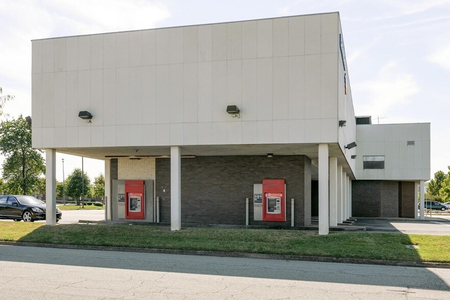 More Photos Of 2030 Coliseum Dr, Hampton Bank For Lease