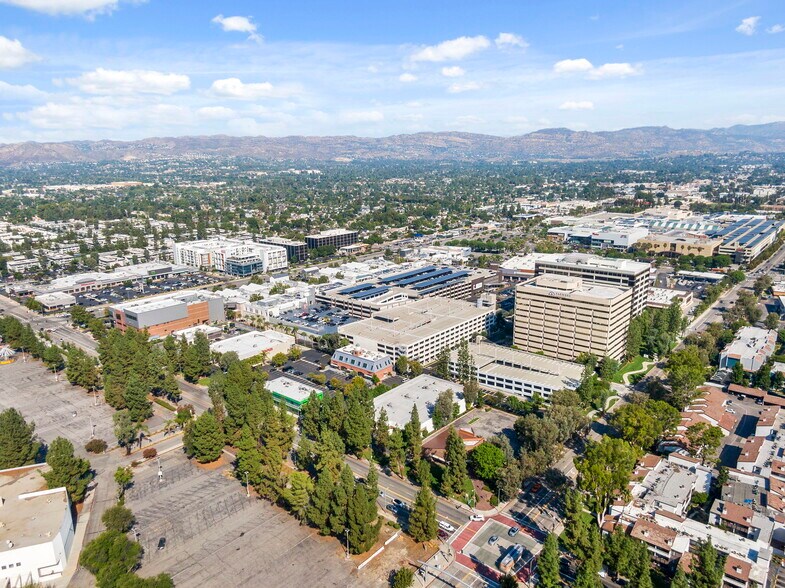More Photos Of 21725 Erwin St, Woodland Hills Storefront Retail Office For Lease