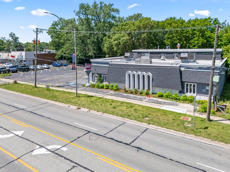 More Photos Of 10140 S Roberts Rd, Palos Hills Bar For Sale