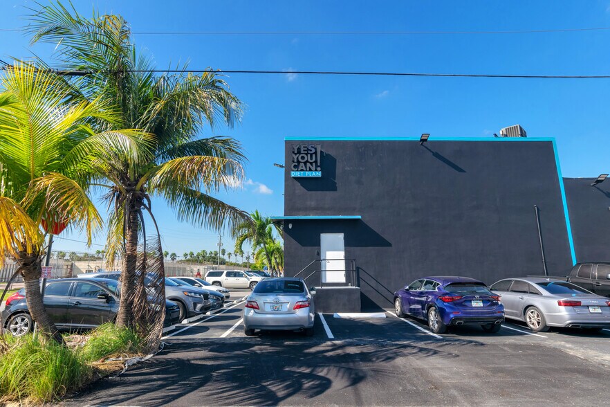 More Photos Of 2901-2915 NW 34th St, Miami Showroom For Sale