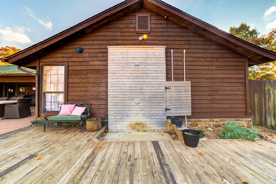 More Photos Of 446724 E 390 Rd, Langley Hotel For Sale