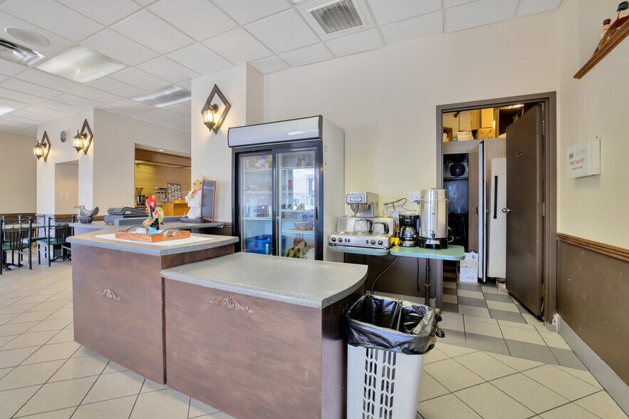 More Photos Of 1727 Division Rd N, Kingsville Restaurant For Sale